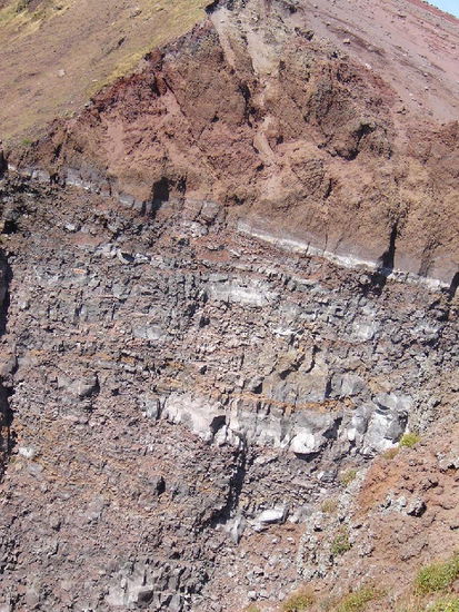 2007 Campania - Vesuv; interessante Gesteinsformationen