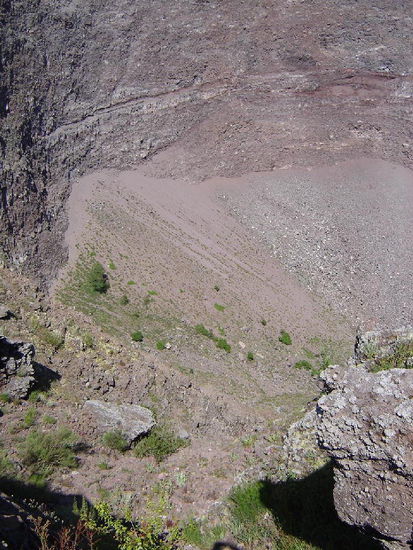 2007 Campania - Vesuv; Blick in den Kratertrichter