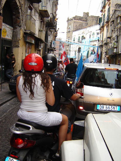 2007 Campania - Napoli; Auto an Auto und dazwischen die wilden Motorradfahrer... total ausgelassene Stimmung!