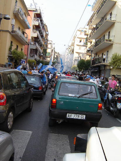 2007 Campania - Napoli; Böllerschüsse, der Verkehr steht still....