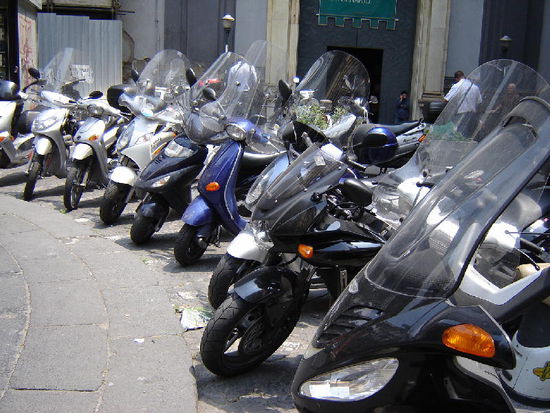 2007 Campania - Napoli; am andern Morgen stehen die Flitzer wieder brav in Reih und Glied.....
