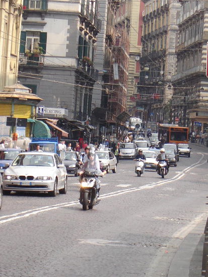2007 Campania - Neapel; mit gemischten Gefühlen fahre ich zurück in die Stadt und finde einen günstig gelegenen Parkplatz