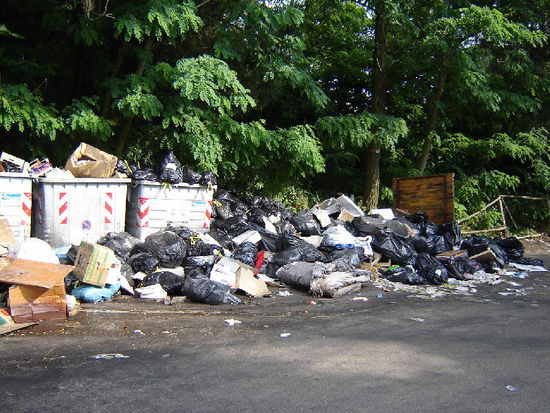 2007 Campania - Neapel; das Werk der Mafia vor allem in den Vororten... 1994 wurde Neapel mit verhältnismässig wenig Geld für den Weltwirtschaftsgipfel herausgeputzt! (Müll entfernt, Fassaden erneuert, Parkanlagen gepflegt, Brunnen neu sprudeln lassen.....)