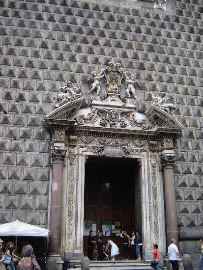 2007 Campania - Neapel; vom 1470 an dieser Stelle errichteten Palazzo Sanseverino blieben das Frührenaissanceportal und die ungewöhnliche Diamantquaderfassade erhalten.