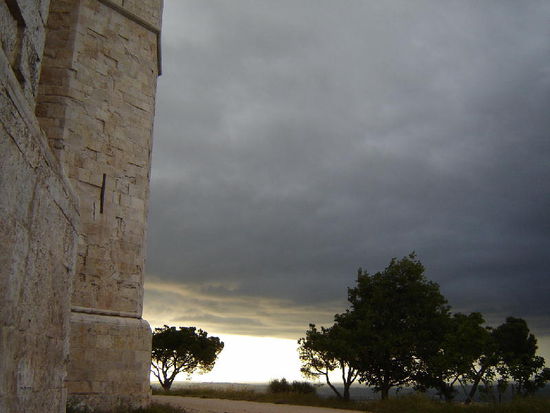 2007 Puglia - Gewitterstimmung bei der Stauferburg Castel del Monte