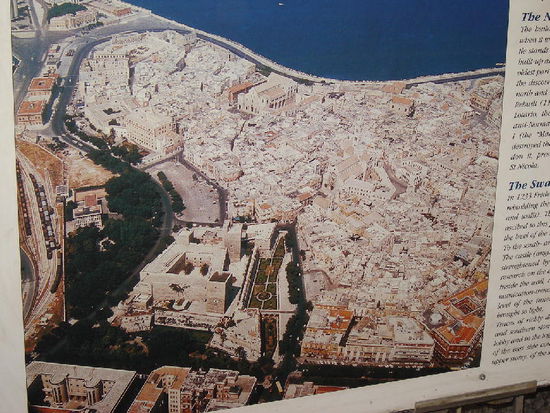 2007 Puglia - Bari; Altstadt auf einer Übersichtstafel