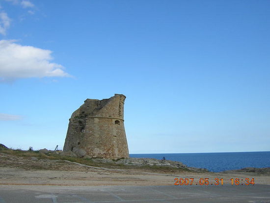 2007 Puglia - zahlreiche Wachttürme dem Meer entlang wurden errichtet gegen die drohende Invasion der Türken. Ein Schock für das Gebiet - die Eroberung fand im Jahre 1480 dennoch statt.
