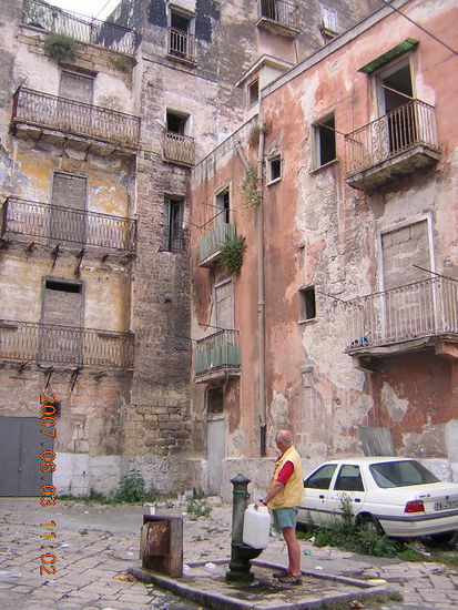 2007 Puglia -Taranto; Trinkwasser holen im Hinterhof!