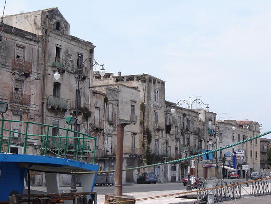 2007 Puglia - Taranto; es gibt viel zu tun.... Häuserzeile am Hafen