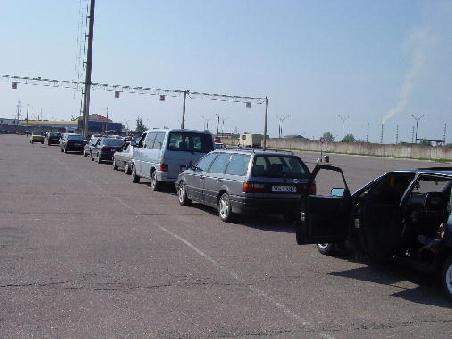 Narva 2002 - Wartende Autokolonne zur
Zollabfertigung