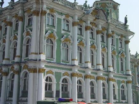 St. Petersburg 2002 - Die Eremitage, auch Winterpalais, einst die Residenz der Zaren beherbergt heute eines der grössten Museen der Welt. Es wird jährlich von über 3,5 Millionen Gästen besucht.