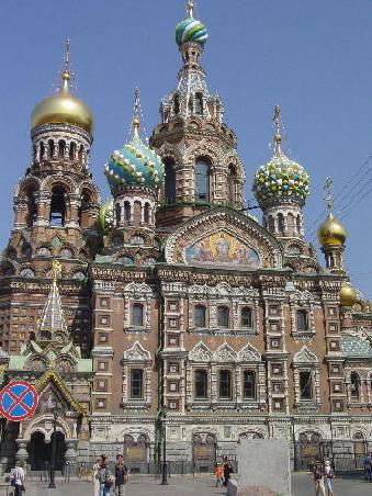St. Petersburg 2002 - Die Christi- Auferstehungskirche wurde nach dem Vorbild der Basilius-Kathedrale in Moskau im altrussischen Stil von 1883 bis 1907 erbaut.