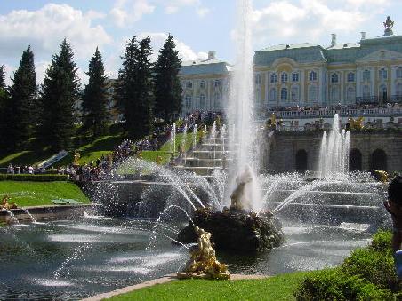 St. Petersburg 2002 - Peterhof, das Wassersystem der Grossen Kaskade wurde schon vor mehr als 250 Jahren entworfen und funktioniert seither ohne Stauanlagen und Pumpen, nur unter Ausnutzung des Niveaugefälles zwischen Speicherteichen und Fontänen.
