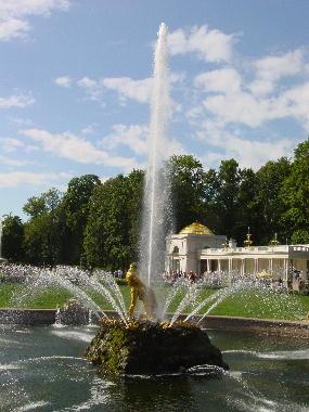 St. Petersburg 2002 - Peterhof, vergoldete Plastik als Erinnerung des Sieges über die Schweden (1735). Sie zeigt Samson, der dem Löwen das Maul aufreisst. Die Wasserfontäne schiesst über 20 m hoch