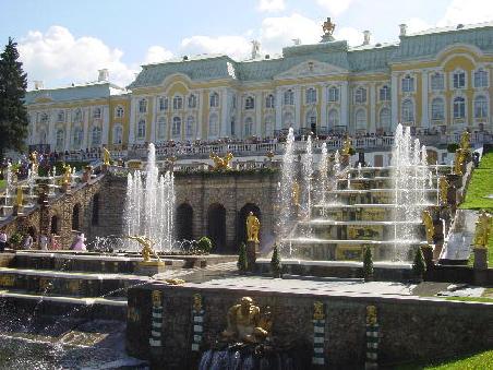 St. Petersburg 2002 - Peterhof, in der ganzen Schlossanlage gibt es 140 Fontänen und Springbrunnen sowie Pavillons und kleine Paläste