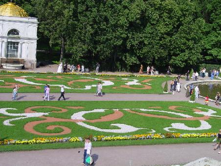 St. Petersburg 2002 - Peterhof, im Schlossgarten
Im 2. Weltkrieg wurde das Schloss und der Park fast vollständig zerstört. Der Wiederaufbau erfolgte nach alten Fotos und Stichen. Seit Mitte der 60er Jahre ist Peterhof wieder zur Besichtigung freigegeben und erstrahlt, vor allem in den Sommermonaten, wenn die Fontänen in Betrieb sind, mit all seinem Prunk und Glanz.