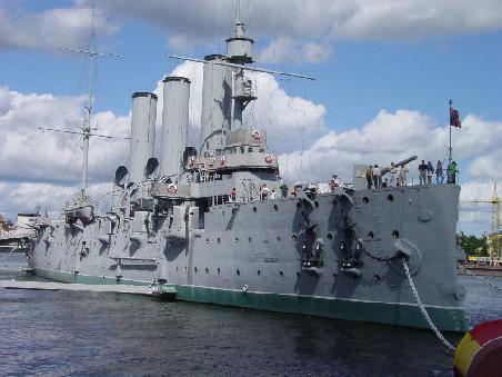 St. Petersburg 2002 - Panzerkreuzer Aurora
Auch hier wurde Geschichte geschrieben! Am 25. Okt. 1917 wurde um 21.45 h von der Aurora der erste Schuss abgegeben, der den Beginn der Erstürmung des Winterpalais signalisierte. Am darauf- folgenden Tag wurde über die Funkanlage Lenins Aufruf "an die Bürger Russlands" verbreitet, die ganze Welt erhielt dadurch Kenntnis vom Sieg der proletarischen Revolution.