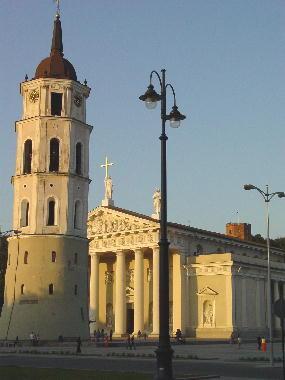 Vilnius 2002 - die Kathedrale im Abend- licht, davor der schiefe Turm