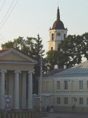 Vilnius 2002 - der römische Touch der Stadt (Gebäude links)