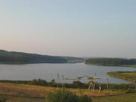 Litauen 2002 - ein See unter unserm Nachtlager! Die nächtliche Störung: Ein Fischer trug seine Utensilien zum See!