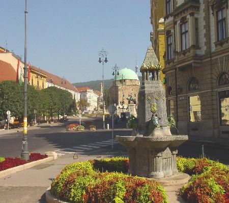 Pécs 2003 - malerischer Brunnen, im Hintergrund die ehemalige Moschee - heutige Pfarrkirche St. Maria.