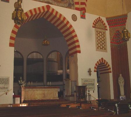 Pécs 2003 - im Inneren der Pfarrkirche St. Maria. Nach der Rückeroberung wurde die Moschee von den Jesuiten in eine Barockkirche umgewandelt. 1939 wiederum entfernte man die barocken Teile und legte die ursprüngliche Moschee wieder frei