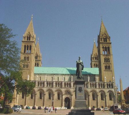 Pécs 2003 - Szent Péter Skékesegyhàz (Petersbasilika)- heutiger Bischofssitz. Die Kirche wurde immer wieder umgebaut und in der Türkenzeit als Moschee benutzt.
Unter dem Basilika-Platz erstreckt sich ein grosses Gräberfeld mit frühchristlichen Katakomben (3./4.JH.)