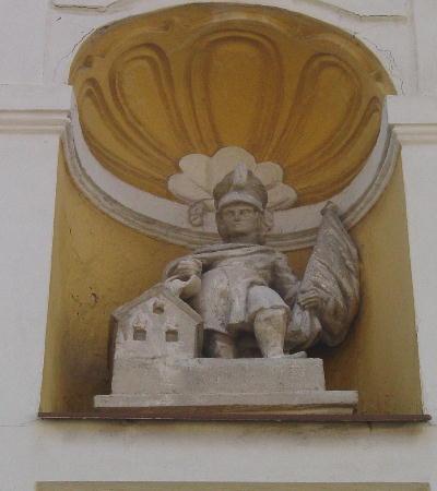 Pécs 2003 - Verzierung an einer Hausfassade