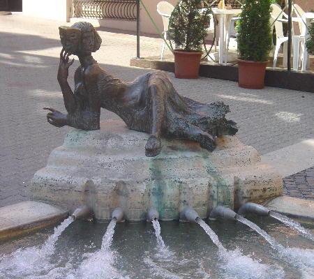 Pécs 2003 - Brunnen in der Stadt! Zu beachten: Das Gesicht mit der Maske oder das "doppelte Gesicht"