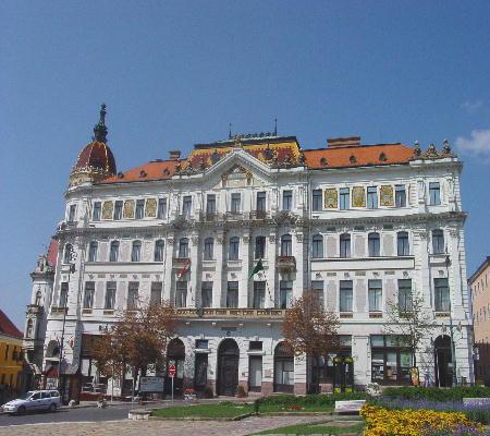 Pécs 2003 - reichverzierte Paläste