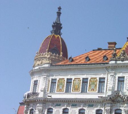 Pécs 2003 - reichverzierte Paläste mit vergoldeten Dächern und künstlerisch bemalten Fassaden