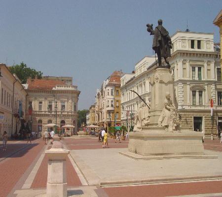 Szeged 2003 - die Fussgängerzone, der Klauzàl-tér mit dem Standbild von Lajos Kosssuth, der vor seiner Abfahrt ins Exil beim Haus Nr.5 seine letzte öffentliche Rede hielt. Auf der Südseite des Platzes ist die stadtbekannte Konditorei Viràg mit feinstem Gebäck, Torten, Eis und sonstigen Schleckereien.
Ein feiner Zwischenstopp!