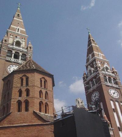 Szeged 2003 - die Votiv-Kirche am Dom-tér, der Platz davor hat "zufällig" die gleiche Grösse wie der Markus-Platz in Venedig. Auf dem Platz werden im Sommer auf einer Freilichtbühne Theaterstücke aufgeführt. Szeged ist die sonnenreichste Stadt Ungarn's
