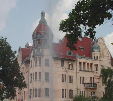 Szeged 2003 - prachtvolle Bauten, davor der Springbrunnen im Park