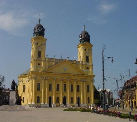Debrecen 2003 - die grosse Kirche der Reformierten. Sie beeindruckt vor allem durch ihre Grösse, sie fasst nahezu 3000 Gläubige und ist das grösste reformierte Gotteshaus in Ungarn.