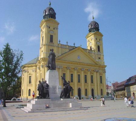 Debrecen 2003 - die grosse Kirche der Reformierten, der äussere Prunk setzt sich im Inneren nicht fort. Die Ausstattung ist schlicht und schmucklos, fast karg. Auf der Rückseite befindet sich das reformierte Kollegium, das schon im Mittelalter als Lateinschule berühmt war. Bis gegen Ende des 18.JH mussten die Schüler um 3 Uhr morgens aus den Federn!
Nennenswert ist die geschützte Bibliothek! Sie beherbergt 500'000 Bände und ist die grösste Zahl von Schriften über die Reformierte Kirche in Ungarn. Unter ihren Schätzen befinden sich fast 200 verschiedene Fassungen bzw. Übersetzungen der Bibel.