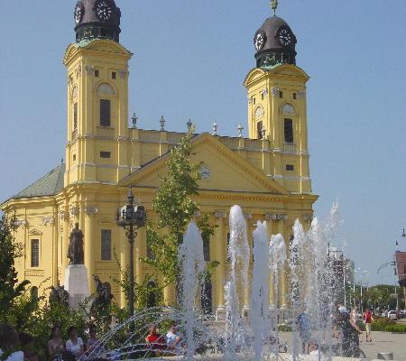 Debrecen 2003 - eine andere Ansicht der grossen Kirche der Reformierten.
In südlicher Richtung befindet sich der Kalvin tér sowie die Piac utca - die Marktstrasse, als wichtigste Verkehrsader. Ihr Name erinnert an die angestammte Rolle von Debrecen als Stadt der Messen und Märkte. Im 16. JH. wurden hier mehr als 75'000 Stück Vieh im Jahr verkauft. Die "Heiducken" trieben das Vieh an seinen jeweiligen Bestimmungsort innerhalb ganz Europas.