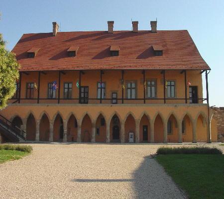 Eger 2003 - Alter Bischofspalast, heute ein Burgmuseum, u.a. mit dem Gemälde: "die starken Weiber von Eger"
