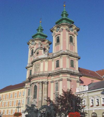 Eger 2003 - Minorita templom, die Minoritenkirche mit dem ehemaligen Ordenshaus der Minoritenbrüder