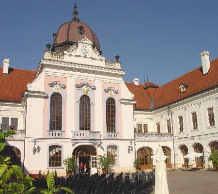 Gödöllö 2003 - Das Schloss der Kaiserin Sissi. Das Schloss wurde im Auftrag von Graf Antal Grassalkovich I. 1694 - 1771 erbaut. 1751 weilte Maria Theresia, die Königin von Ungarn und Kaiserin von Österreich hier zu Besuch.