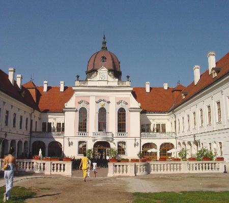 Gödöllö 2003 - Die Sommerresidenz von Sissi, der Kaiserin. Sissi sprach fliessend ungarisch und war bei der Bevölkerung ausserordentlich beliebt. Sissi wurde 1898 in Genf ermordet. Fanz Joseph I. und seine Nachfolger kamen in der Folge sehr selten ins Schloss.