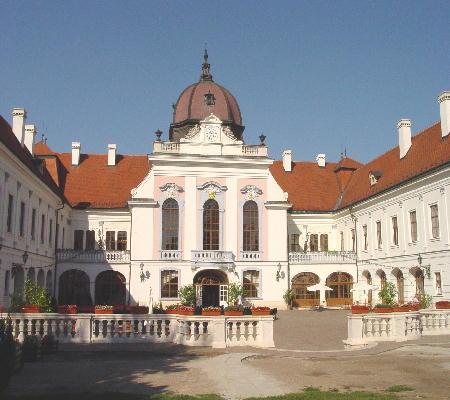 Gödöllö 2003 - 1867 kaufte der Staat das Schloss, liess es renovieren und machte es Franz Joseph I. und Elisabeth anlässlich ihrer Krönung zum König und Königin von Ungarn zum Geschenk. Das Herrscherpaar pflegte sich im Frühjahr und Herbst hier zu erholen, wo es fern vom Wiener Hofprotokoll ein paar unbeschwerte Tage erleben konnte. Elisabeth, die eine ausgezeichnete Reiterin war, schätzte Ausritte in den umliegenden Wäldern ganz besonders. Pferde- und Windhundrennen, Feste, Empfänge und Konzerte wechselten einander ab.
