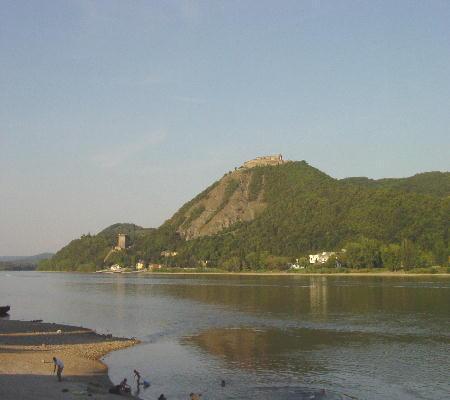Visegrad 2003 - unten der Salomon-Turm mit bis zu 8 m dicken Mauern. Er diente als Spähturm zur Überwachung der Donau. Oben das "Wolkenschloss" erbaut zwischen 1240 bis 1255. 350 m über der Donau stehend, bietet sich von der Burg eine atemberaubende Fernsicht über das Land. Hier versteht man erst wirklich, weshalb man vom Donauknie spricht. Die Donau, nachdem sie auf einer Strecke von 100 km die natürliche Grenze zur Slowakei gebildet hat, knickt plötzlich gegen Süden in Richtung Budapest ab.
