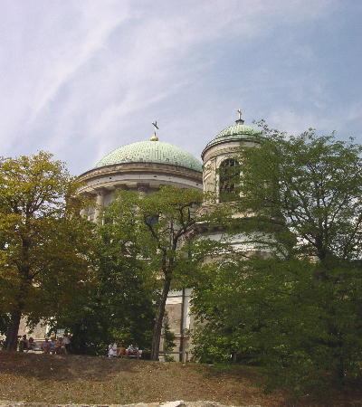 Esztergom 2003 - der "Mariähimmelfahrts- Dom". Unter rein architektonischen Aspekten ist der Dom kaum bemerkenswert. Er beeindruckt allein durch seine gewaltige Steinmasse über der Donau.