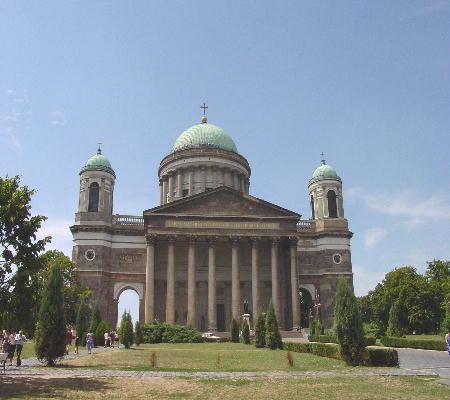 Esztergom 2003 - der Dom. Der Bau hat eine Länge von 118 m, eine Breite von 47 m und eine Höhe von 100 m und fasst ca. 5000 Personen im Inneren.