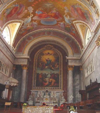 Esztergom 2003 - das Innere des Doms. Das Altarbild ist eine Kopie Tizians "Mariä Himmelfahrt" und soll angeblich das grösste auf Leinwand gemalte Gemälde sein.