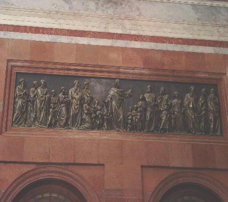 Esztergom 2003 - im Innern des Doms. In der Krypta sind die ungarischen Kardinäle beigesetzt. Hier ruht auch Kardinal Mindszenty, der nach dem Aufstand 1956 in die amerikanische Botschaft flüchtete und 1971 in Wien verstarb. Er wurde erst 1991 in Esztergom beigesetzt.