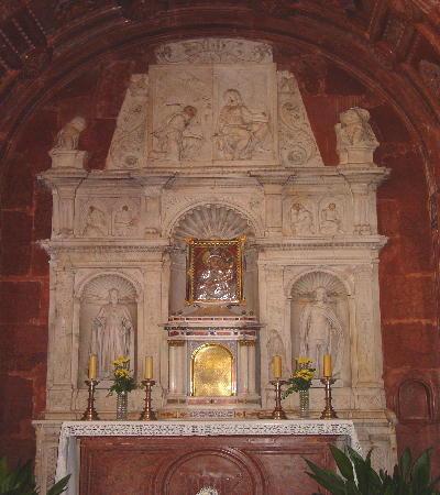 Esztergom 2003 - im Innern des Doms. Nur die Kapelle, die sich Kardinal Thomas Bakocz als Grabkapelle erbauen liess, überstand die Wechselfälle der Geschichte.