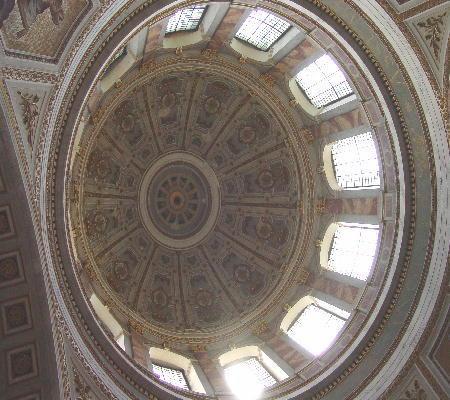 Esztergom 2003 - die mächtige Kuppel. Der Dom wurde 1856 eingeweiht. Franz Liszt dirigierte seine zu diesem Anlass komponierte "Graner Festmesse".