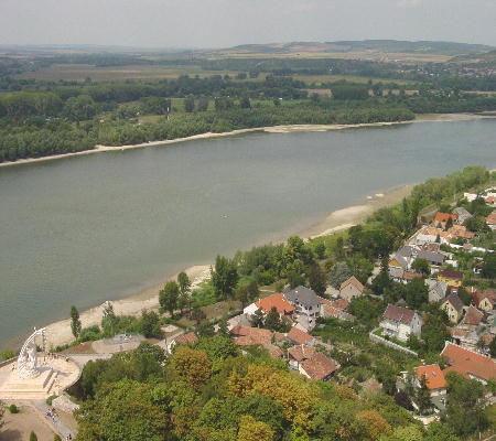 Esztergom 2003 - in der Flussmitte liegt die Staatsgrenze zur Slowakei